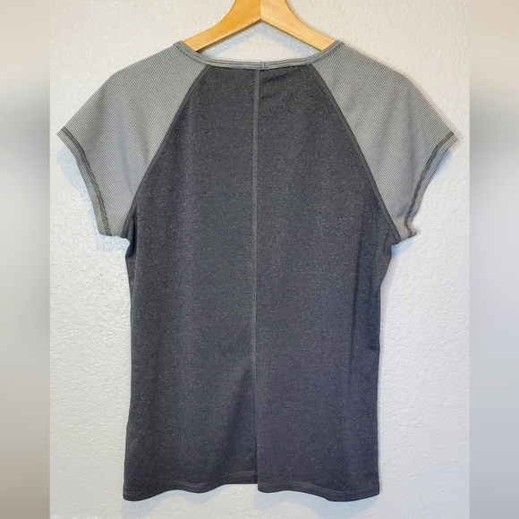 💚5/$25 The North Face Gray V-Neck Women's Fitted Stretchy Top Size Large TNF - Picture 4 of 6